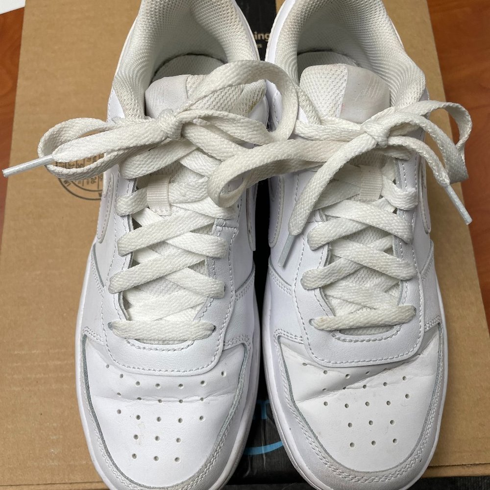 White Nike Air Force 1's Boys sizing women’s size 7